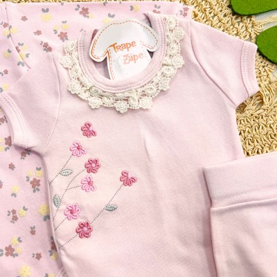  CONJ. DE MALHA 3 PEÇAS - Flores Bordadas e Gola Gripyr - Rosa Bebê